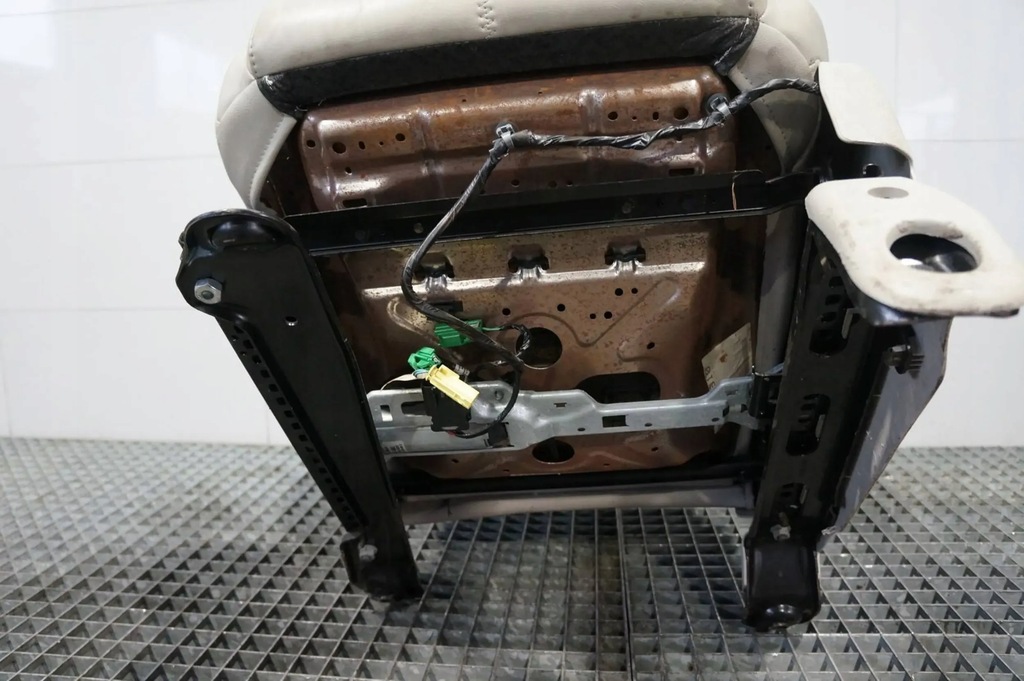 фото №5, Сиденье левый перед передний jeep commander xk кожа