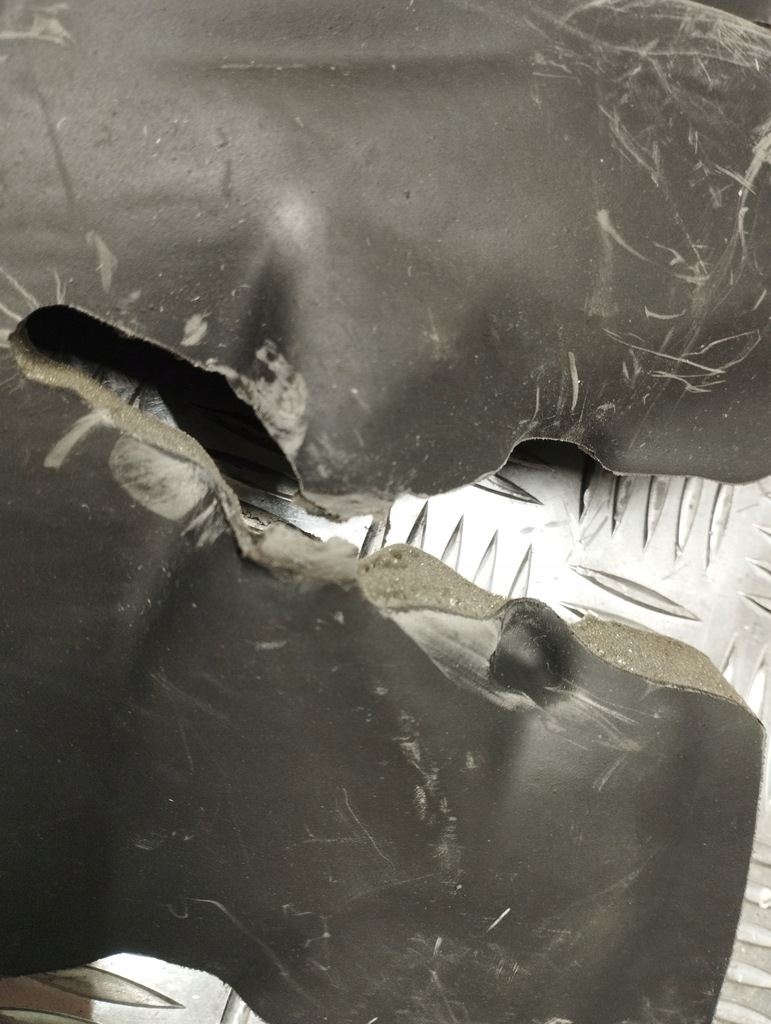 фото №7, Porsche macan шумоизоляция подкрылок правое 95b863890