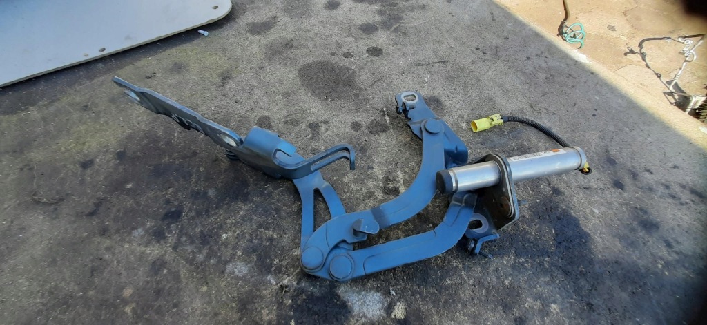 Петля капот піропатрон правий peugeot rcz ym17340080 ym17342080 в Україні