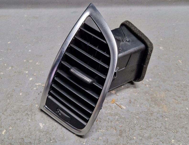 фото №1, Audi q7 4l решётка обдув левая europa 4l0820901