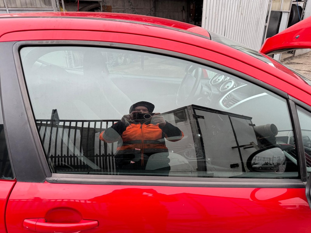 фото №1, Скло двері перед права peugeot 207 3d