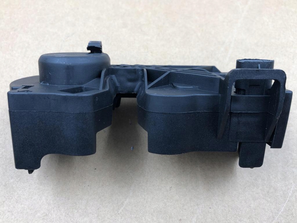 Вимикач засувка блокування капот двигуна merc w117 w156 w176 w242 a2468700558 Недорого