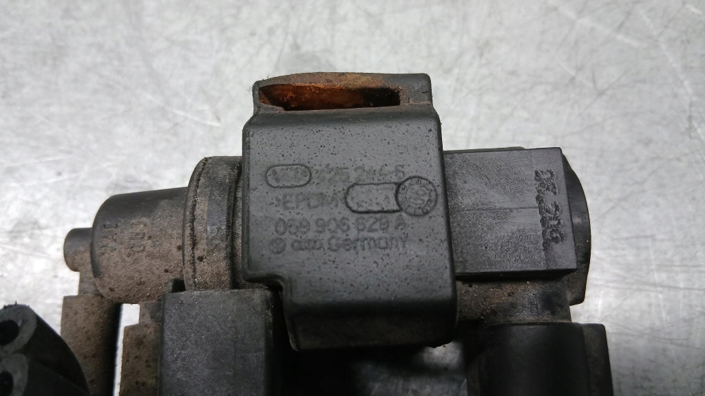 Клапан вакууму оригінальний номер 059906628a audi a8 d3 02-09r Зі Шроту