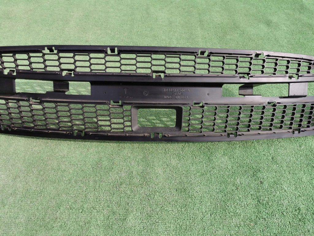 Купити Решітка середня бампера передній tesla s 1038211-00-a