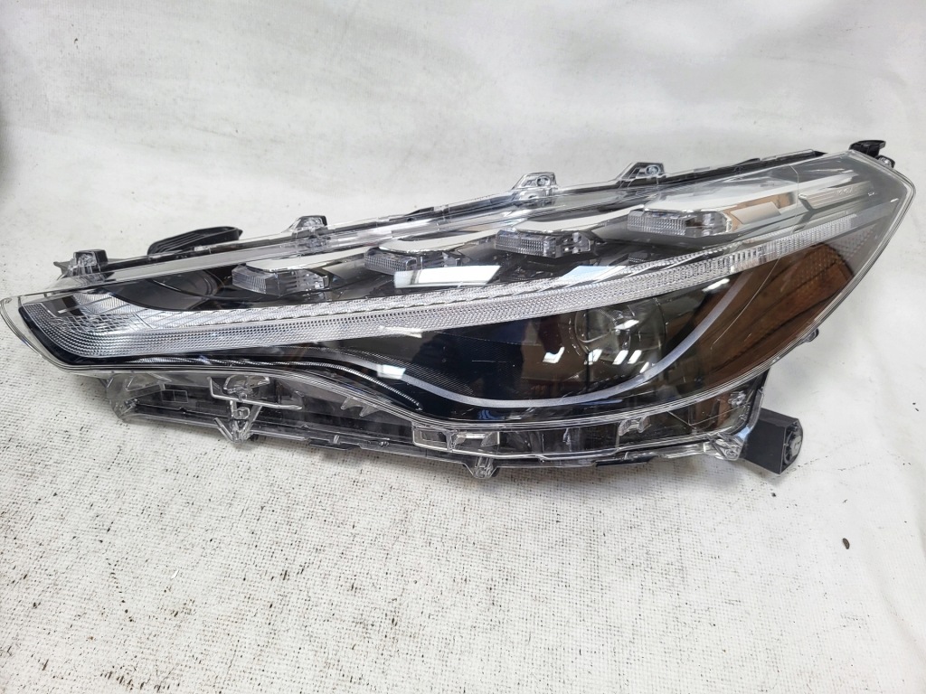 фото №3, Toyota corolla cross full led правая + левая f.v.a.t