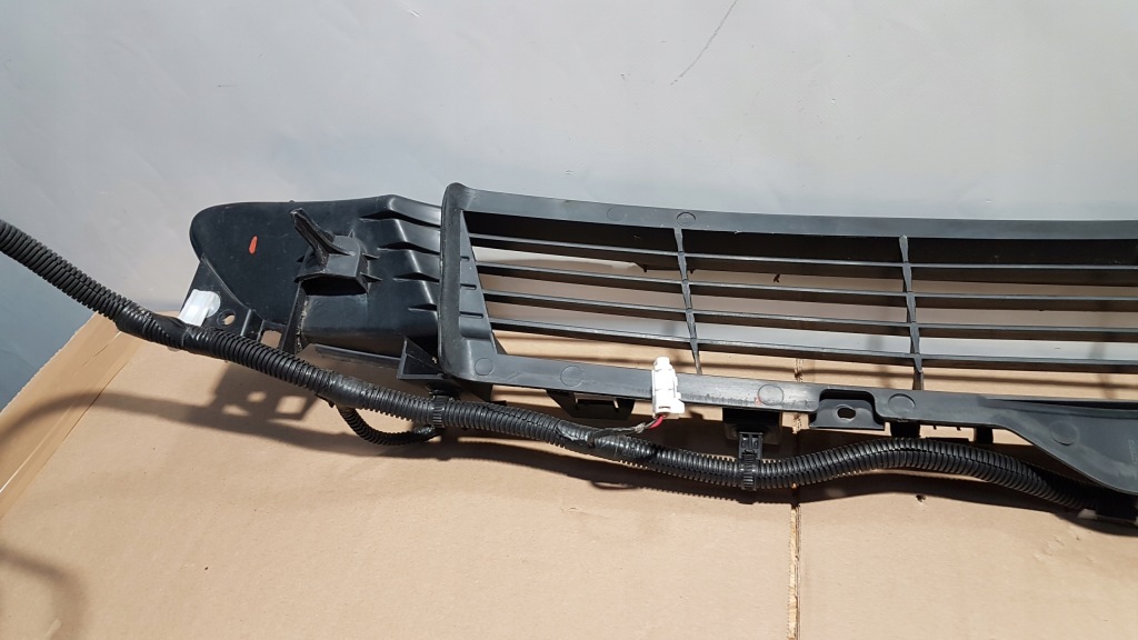 Решётка бампера перед средняя tesla 3 + жгут электропроводка бампера с Разборки