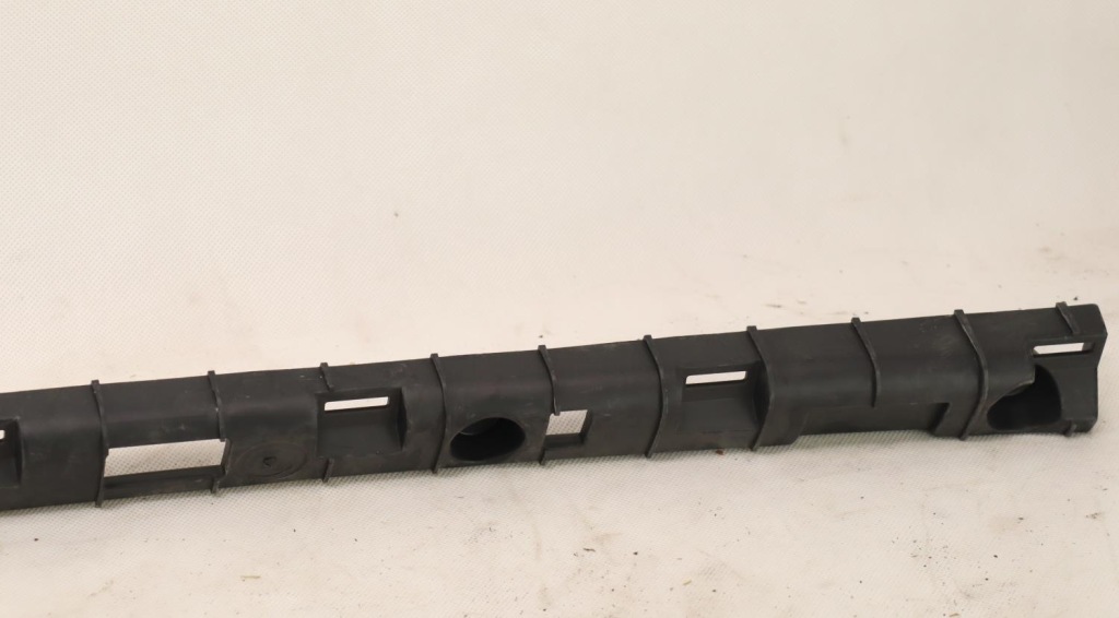 Напрямна кронштейн накладки порога праве tesla x Недорого