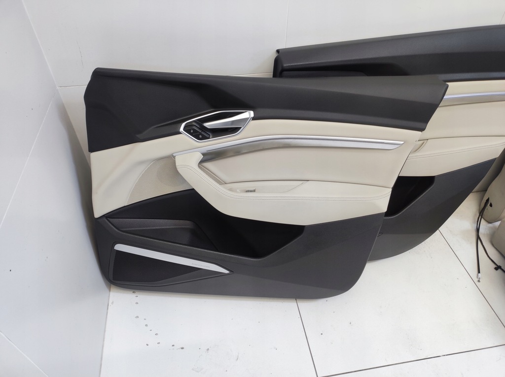 фото №13, Салон сидіння заднє сидіння обшивки оббивка тунель середній eu audi q8 e-tron