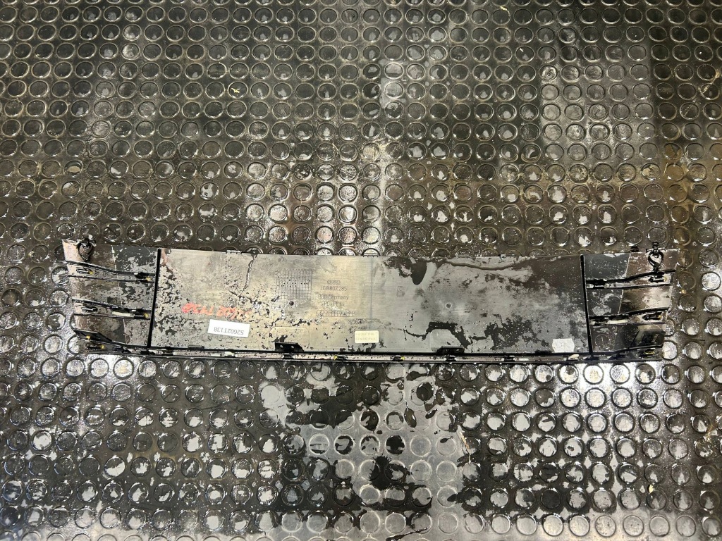 Купити Audi a7 c7 4g8 10-14 решітка  молдинг решітка під  номерний знак перед передня