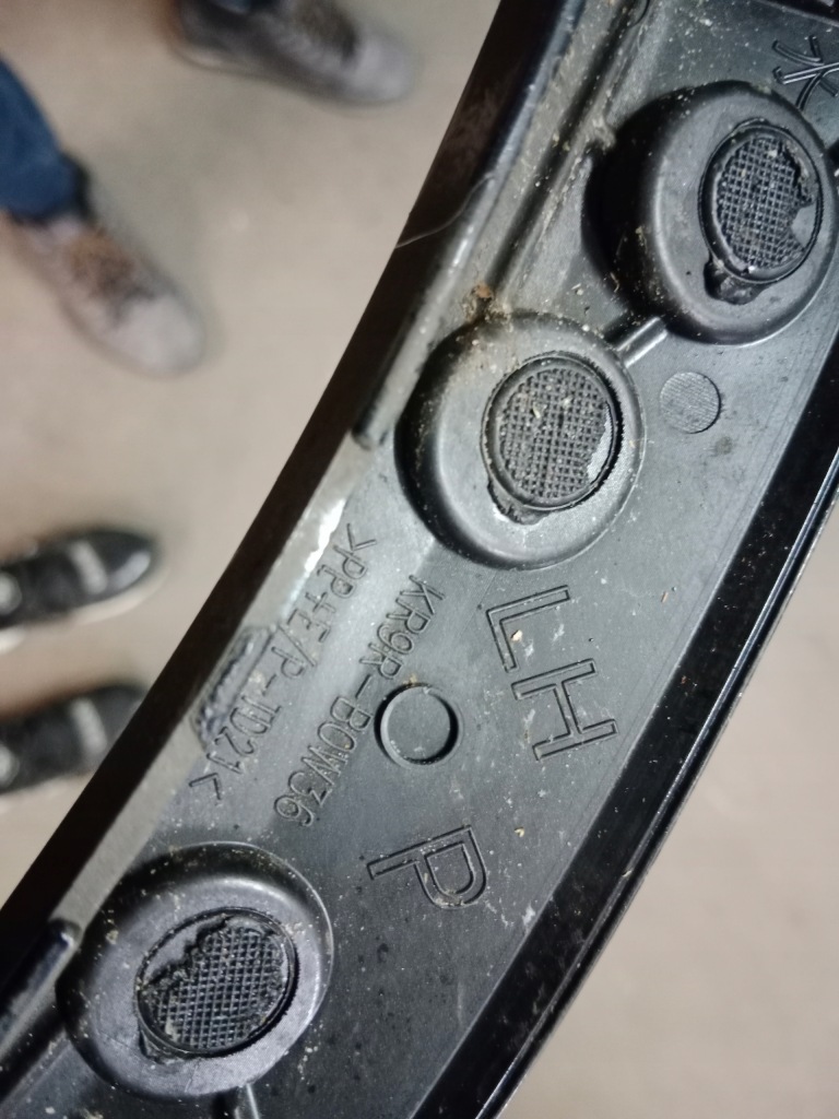 Крило ліве mazda cx60 молдинг підкрилок kr9r-b0w36 Зі Шроту