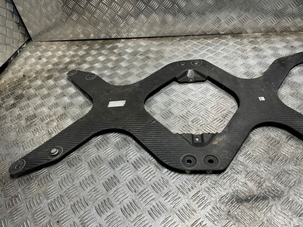 фото №7, Mercedes gt amg w190 кронштейн захист карбон карбон a1906402401