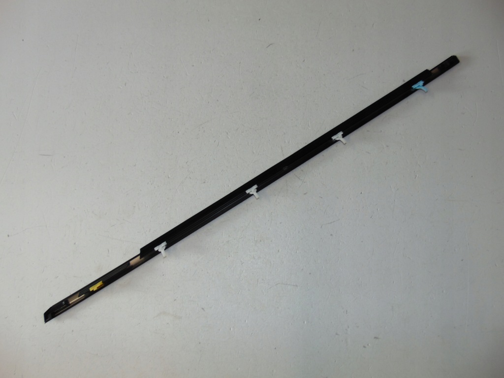 Молдинг уплотнитель правый  перед mazda 626 97-02 с Разборки