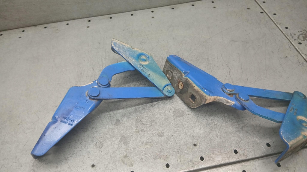 Петля капот iveco daily 06r 56087045/046 с Разборки