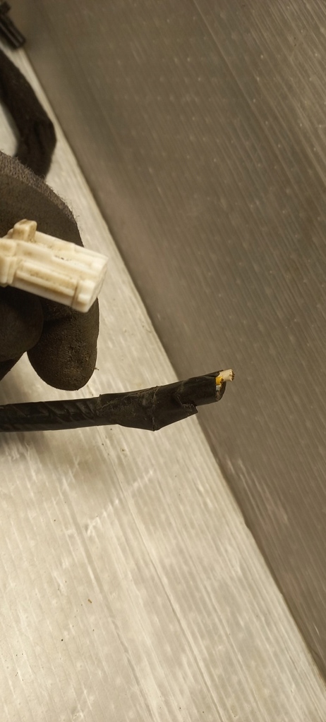 фото №8, Електропроводка джгут кришки багажника dacia sandero i 8200754083