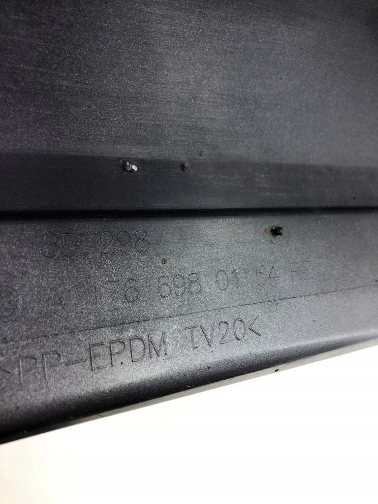 Mercedes w176 права накладка поріг kolor-787 a1766980154 Оригінал