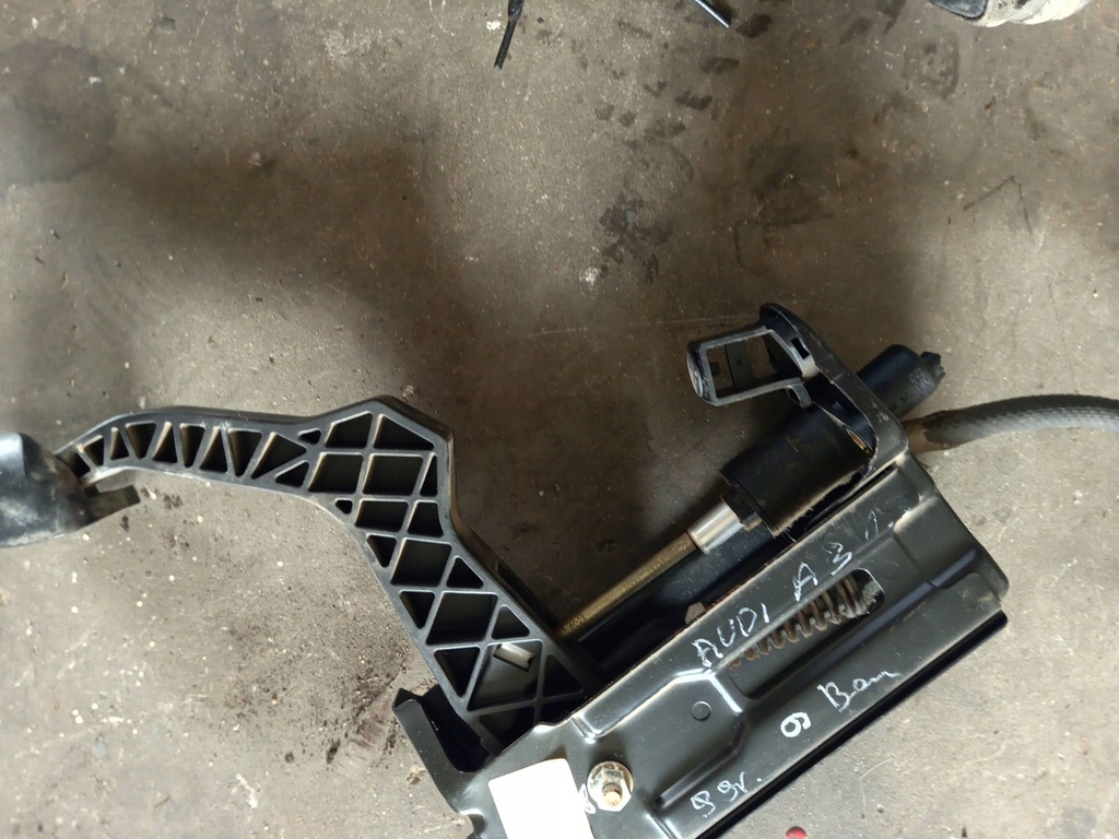 фото №9, Audi a3 s3 8l 1999 педаль сцепления 1j1721059q