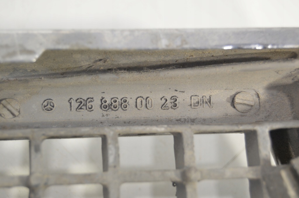 Решітка радіатора решітка радіатора радіатора mercedes w126 рестайлінг  1268880023 Зі Шроту