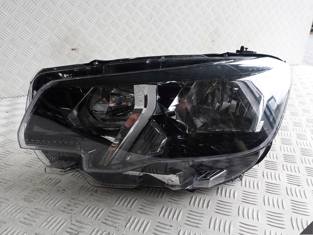 фото №1, Peugeot rifter 18- обычная h7 левая перед eu uszk. лампа