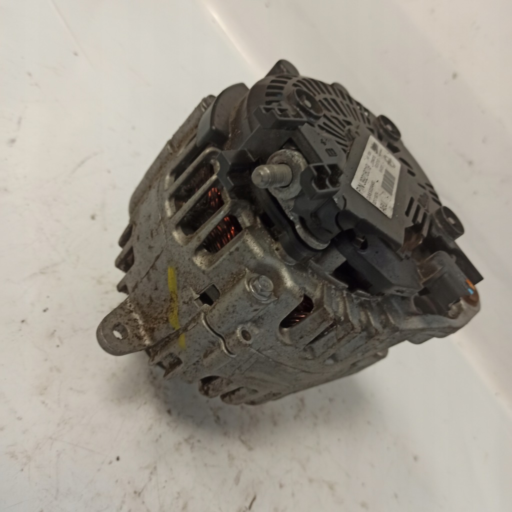 Купити Opel astra k v 1.2t генератор 39218019 пошкоджений пластик роз'єми