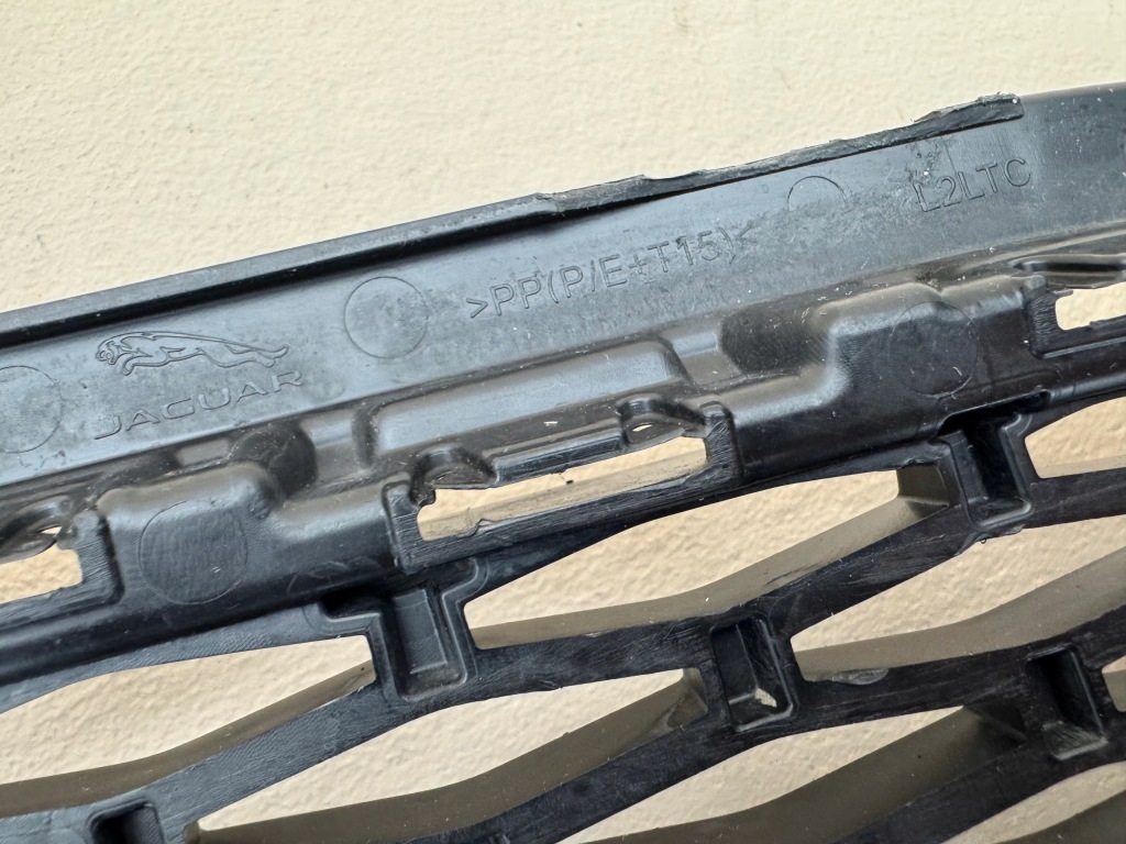 фото №15, Jaguar f-pace x761 lift r-dynamic 21r- решётка средняя бампера перед