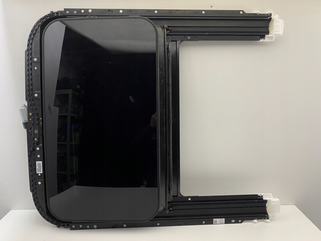 фото №1, Audi a5 8t люк шторка двигатель 8t8877041e