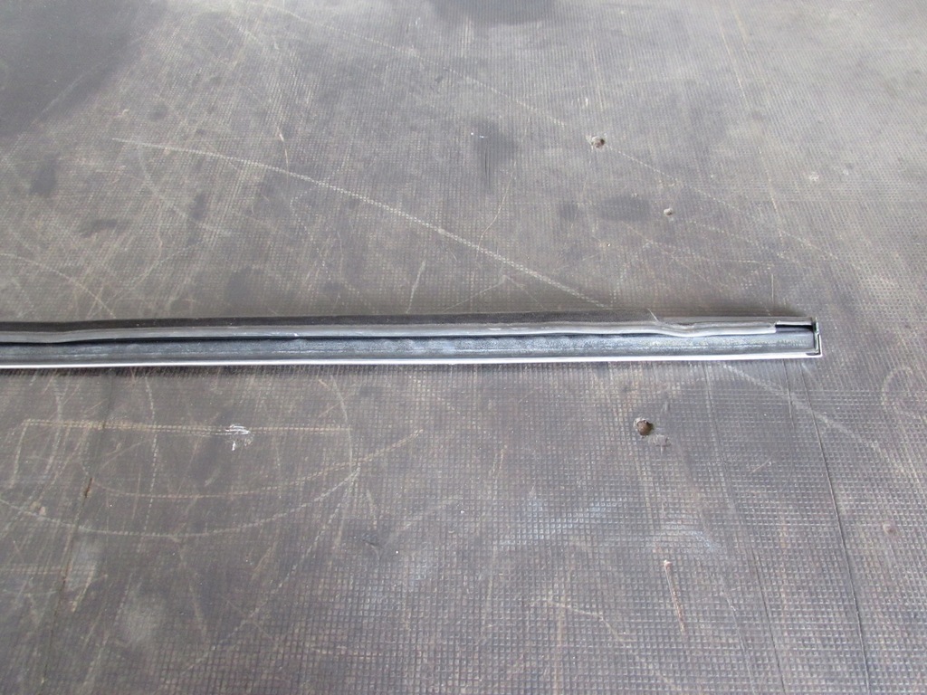 фото №8, Молдинг уплотнитель правый перед peugeot 5008 i 09-13r.