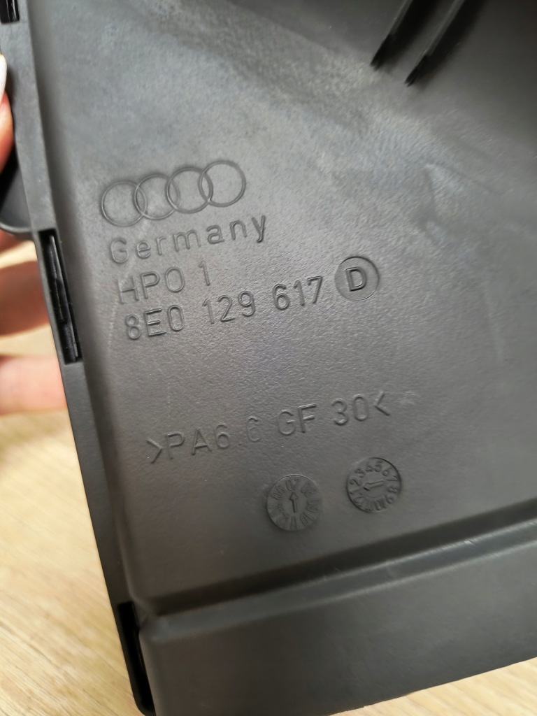 фото №1, Впуск повітрозабірник повітря audi 8e0129617d