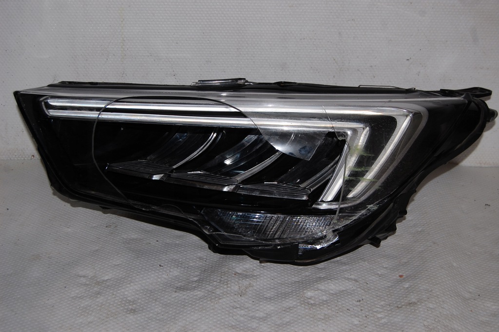 фото №1, Opel crossland led левая лампа повреждённая передняя оригинал 462161423 eu