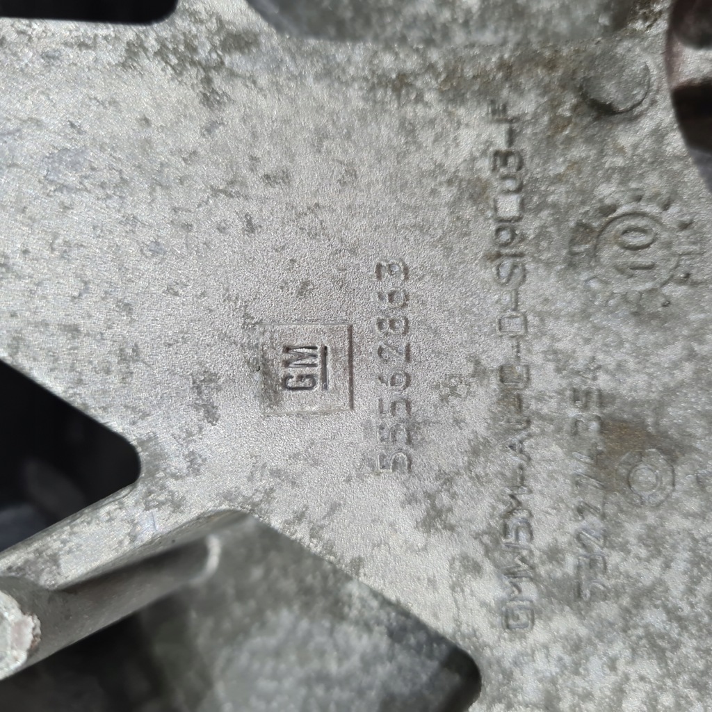 Кронштейн генератора opel insignia 2.0 cdti 55562863 Оригинал