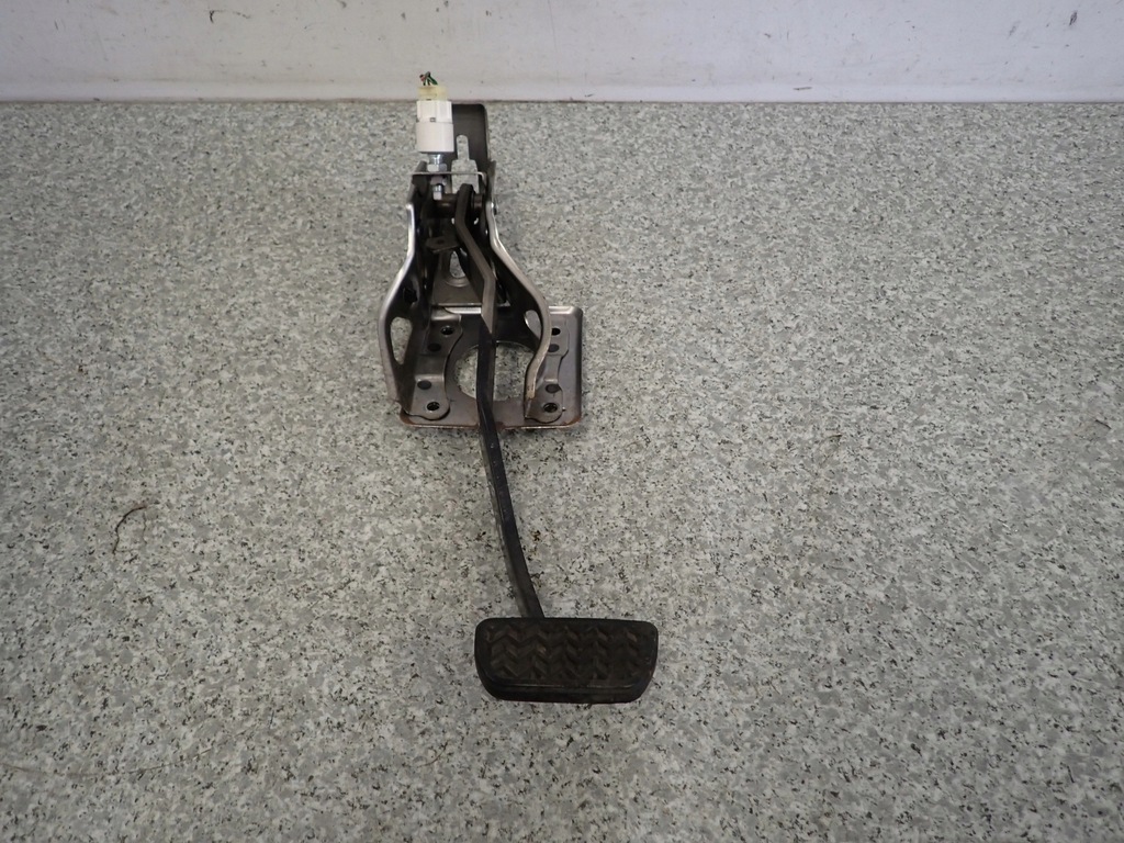 фото №1, Toyota corolla e12 02-07 педаль тормоза автоматическая коробка передач