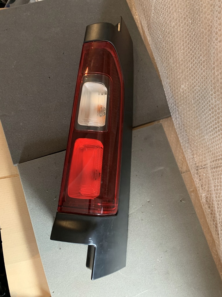 фото №1, Opel vivaro renault trafic 14- задня права лампа