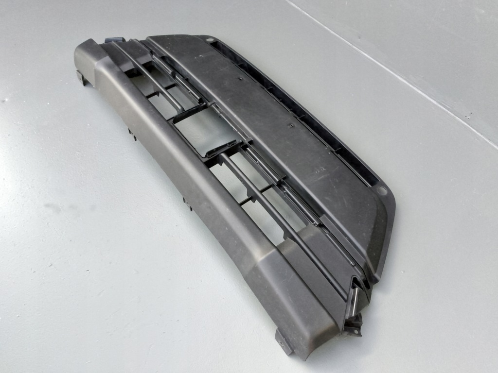 Suzuki vitara iii 3 рестайлинг  2018- решётка бампера средняя перед 71721-86r = в Украине