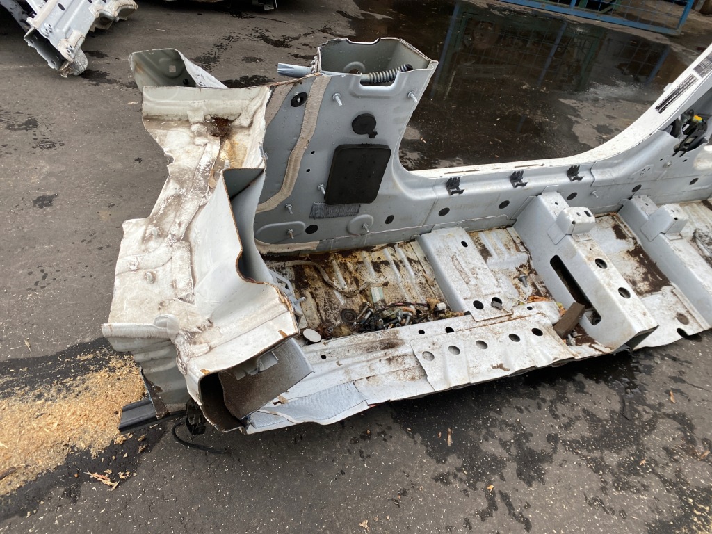 Четвертина автомобільна mercedes-benz eqc 2020 з задній po правої з передній po правий Недорого