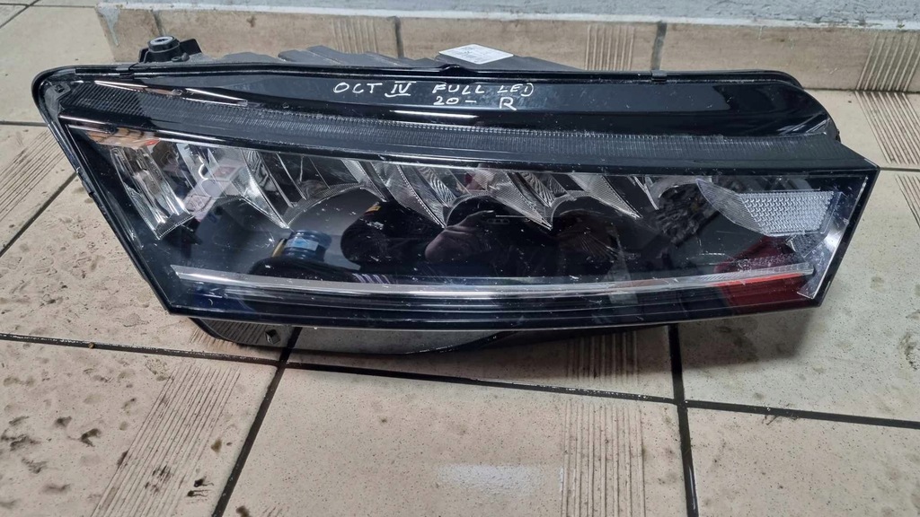 фото №1, Лампа правая skoda octavia iv 4 led 5e4