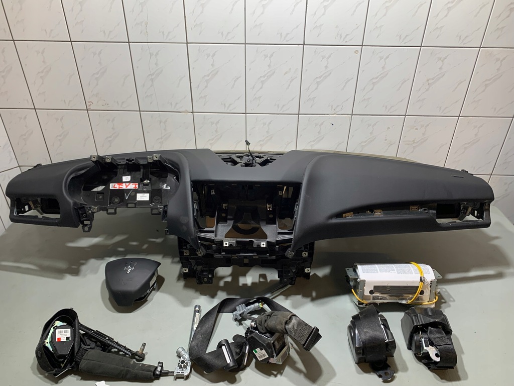 фото №1, Maserati levante консоль приборная панель оригинал комплект оригинал ремни