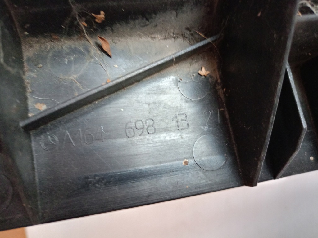 Купить Кронштейн накладки порога левая mercedes w164