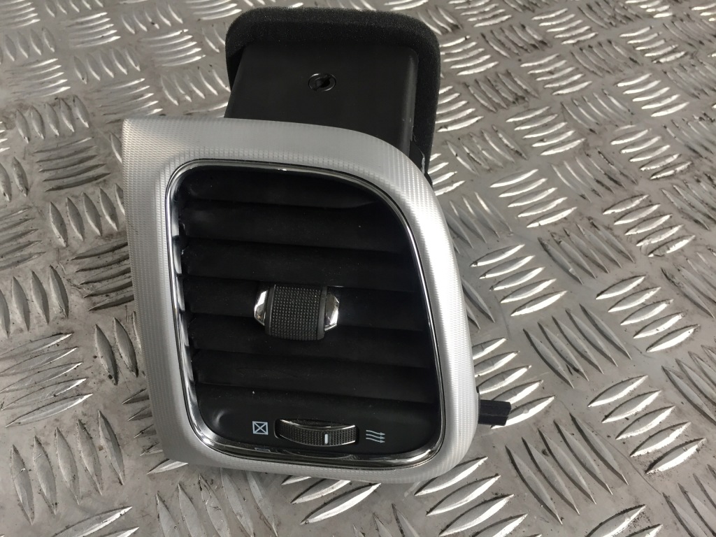 фото №1, Решётка обдув консоли левая jeep grand cherokee wk2