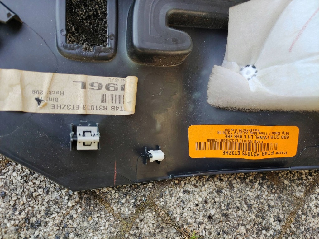 Обшивка багажника подряпини задній сторона ліва ford edge ii ft4br31013et в Україні