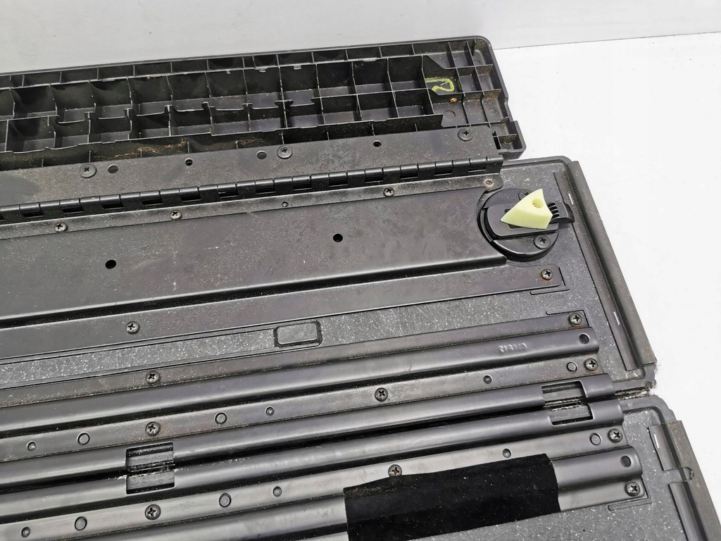 фото №8, Chrysler voyager 2001 з задній обшивка багажника