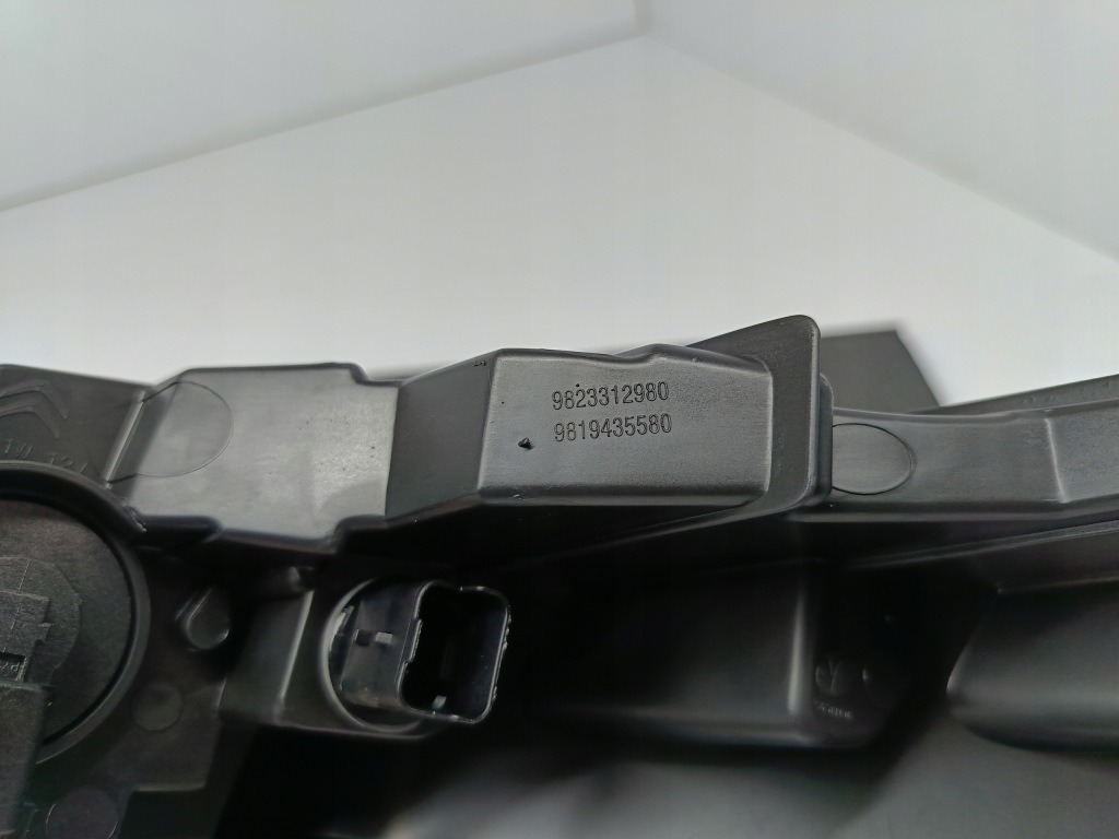 Citroen c3 3 рестайлінг  20- фара правий ліхтар drl праве перед led 9823312980 Ціна