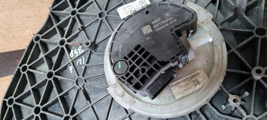 фото №7, A4 b9 8w zbiotnik жидкость adblue 2.0 tdi 8w0131878aj a5 8w