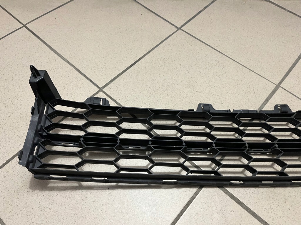 фото №8, Решётка средняя бампера передняя перед skoda superb iii 3 3v0 15-