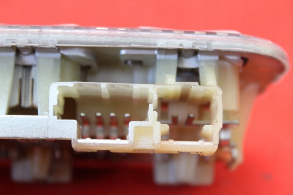 фото №8, Лампа освітлення салону перед 9680713880 peugeot 3008 1 i 09-16