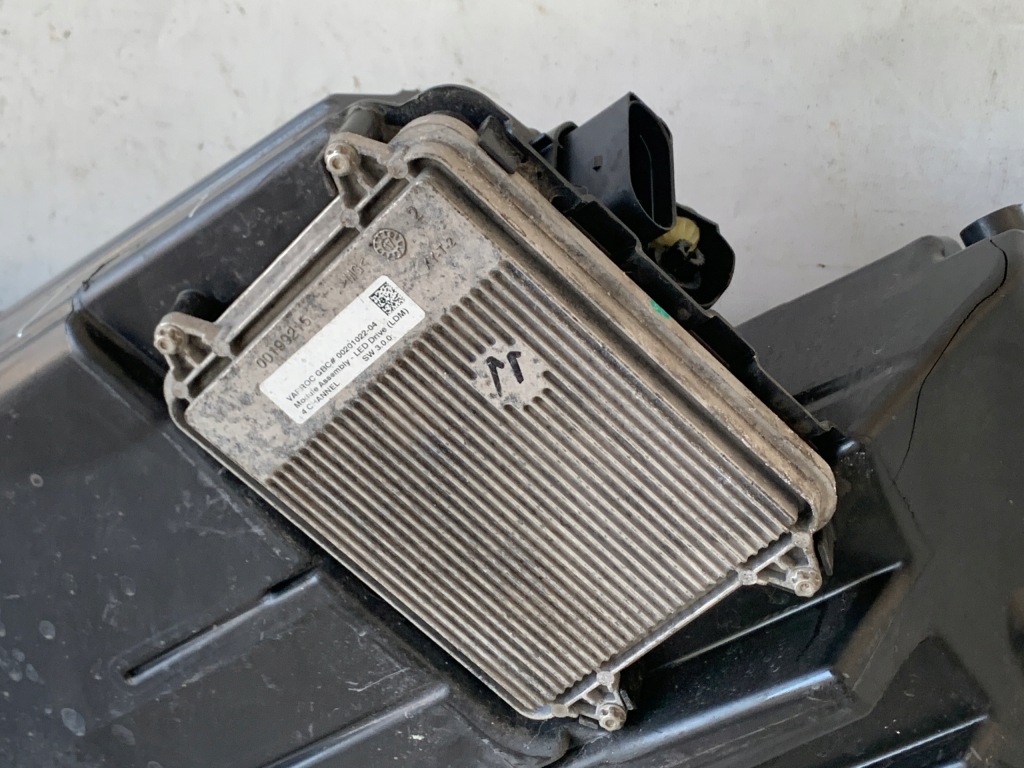 Фара правий перед tesla s рестайлінг  full led 00202039 Зі Шроту