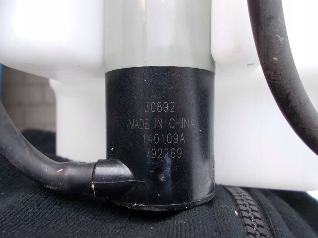 фото №7, Бачок жидкость омывателя toyota avensis t27 8531005141 2 насос