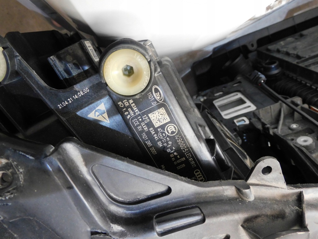 Audi q3 83a s line перед бампер ліхтарі  капот ремінь крила full led Зі Шроту