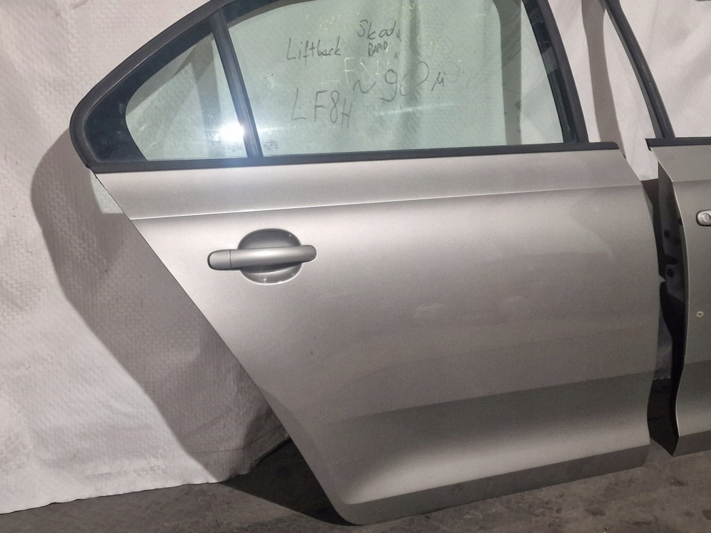 Дверь задний  правое skoda rapid hb liftback lf8h Доставка