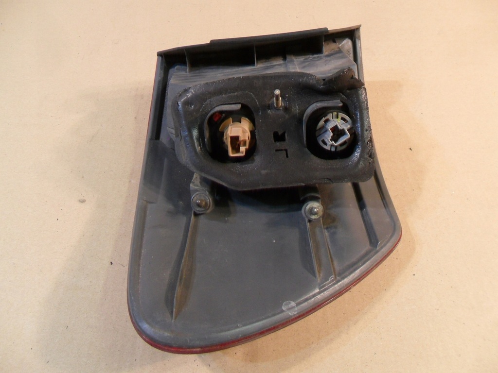 фото №12, Toyota avensis verso лампа задняя правая