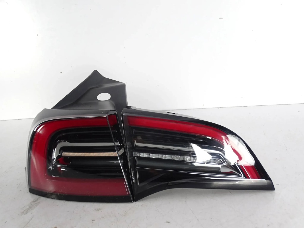 Купити Лампа задній ліва tesla model 3 рестайлінг  y 1502086-00-d 1502088-00-b