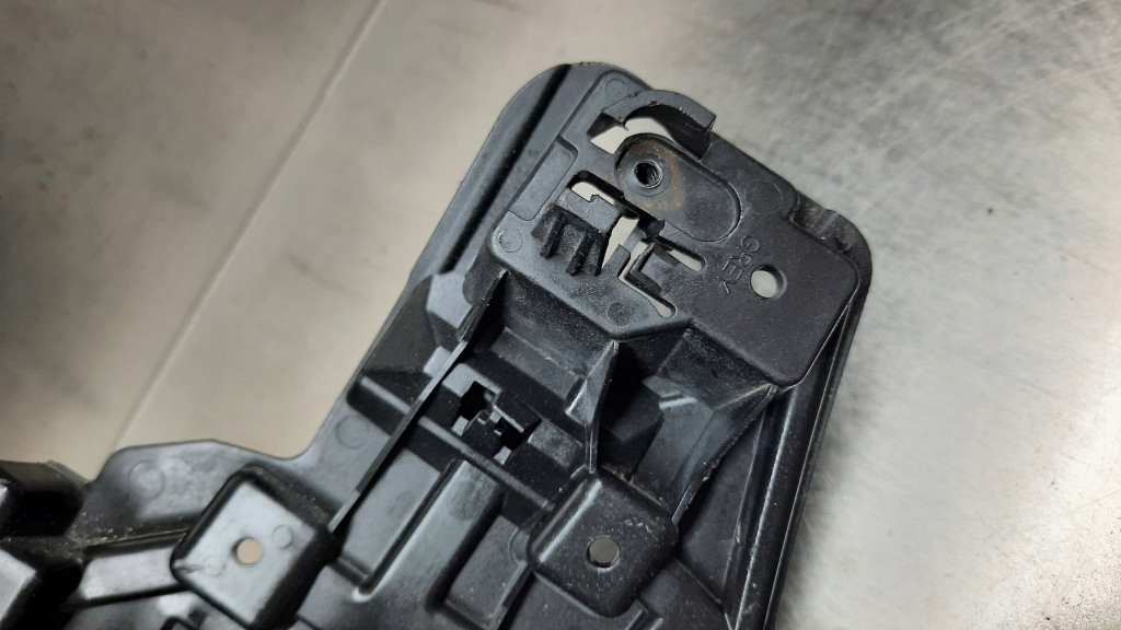 Направляющая бампера левый перед 31425001 volvo v40 ii 12- Доставка